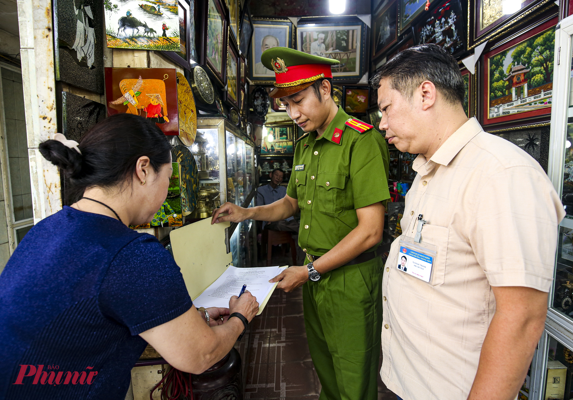 Người dân phố Hàng Khay, phường Tràng Tiền ký cam kết không chiếm dụng lòng đường, vỉa hè để kinh doanh.