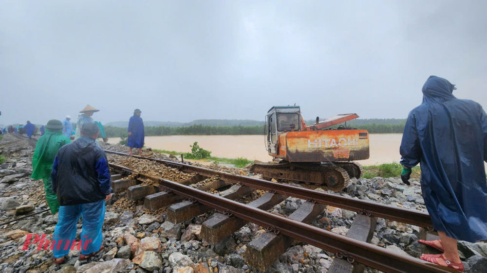 “Nước lũ quá lớn khiến nền đá của đường sắt trôi toàn bộ, hư hỏng kiên cố hóa, chuyển vị đường sắt về hạ lưu, đoạn xa nhất cách tim đường từ 3 - 3,9 m”, ông Hải nói