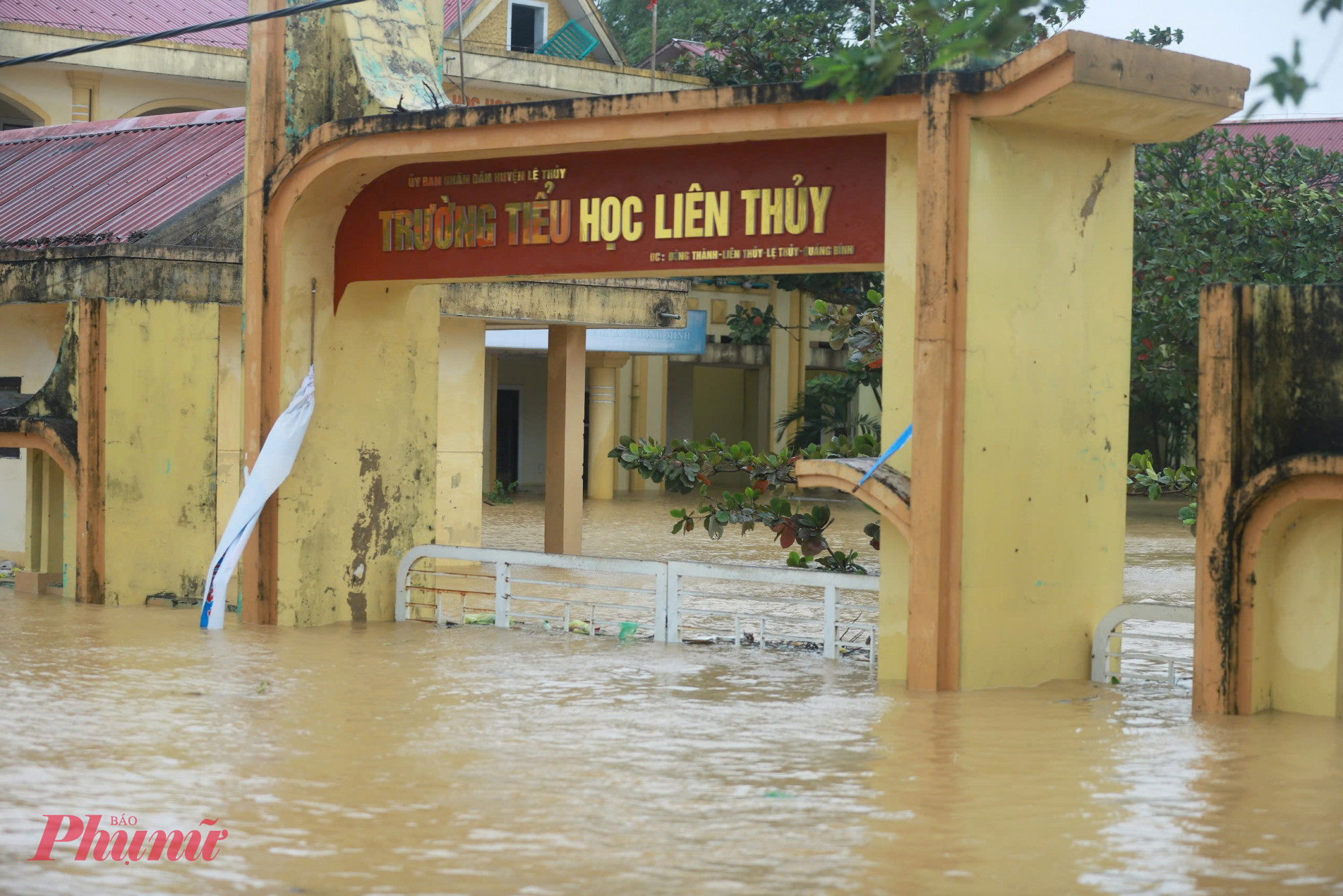 Trường Tiểu học Liên Thủy huyện Lệ Thủy nước lũ dâng cao