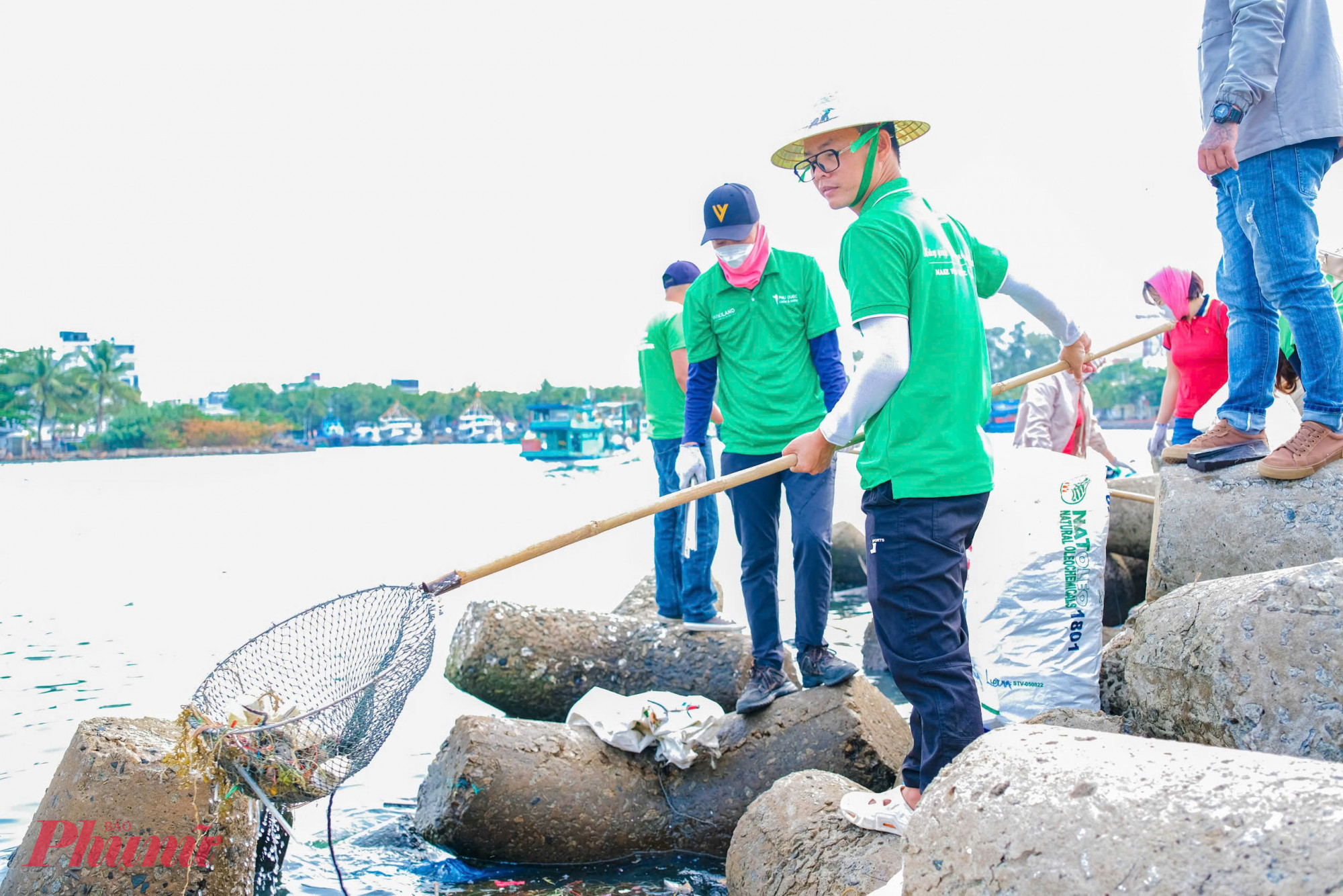 Anh Trần Văn Sanh - Trưởng nhóm Câu lạc bộ Phú Quốc sạch và xanh cho biết, là một người con phố đảo, tôi luôn có ý thức trách nhiệm của bản thân đối với đảo ngọc, cố gắng làm mọi việc để lan tỏa ý thức bảo vệ môi trường, nâng cao vị thế du lịch Phú Quốc, góp phần quảng bá vẻ đẹp đảo ngọc đến với du khách trong và ngoài nước.