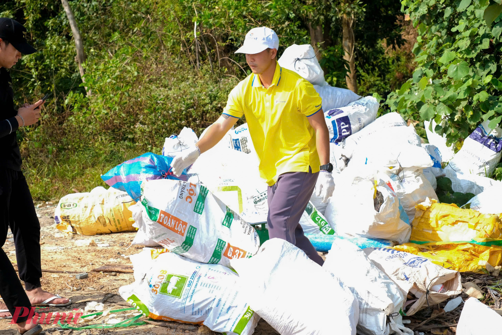 Để làm sạch rác bãi biển, những bãi biển nào nhiều rác là các tình nguyện viên lên kế hoạch, chuẩn bị dụng cụ cũng như phối hợp với Ban Quản lý Công trình công cộng và đô thị Phú Quốc để vận chuyển rác đến nơi tập kết.