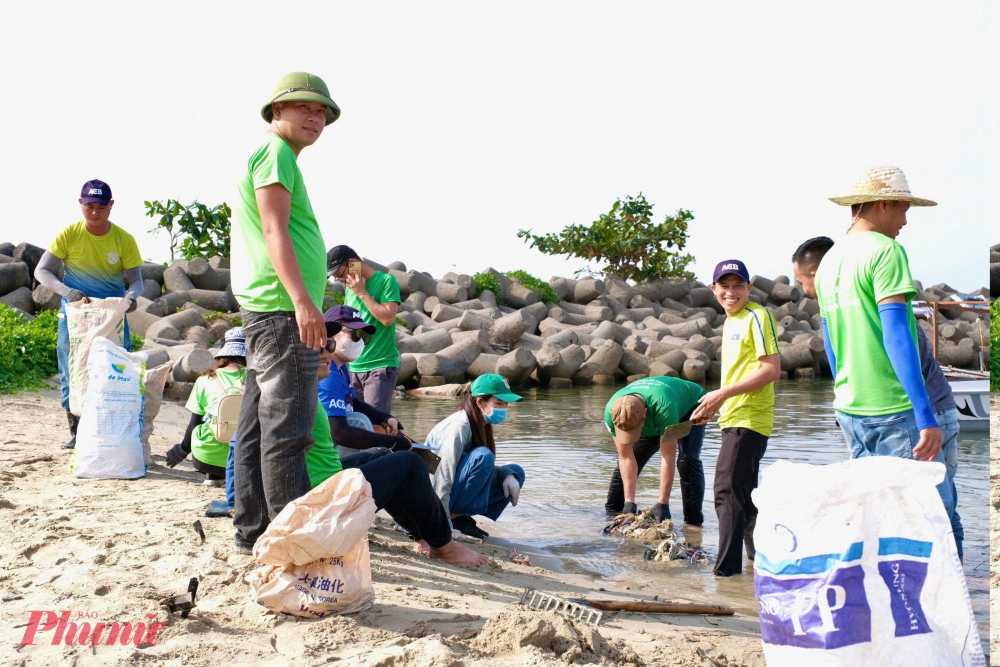 Dù có bận đến bao nhiêu, thì ngày cuối tuần các tỉnh nguyện viên cũng giành thời gian một buổi để cùng nhau chung tay làm sạch bãi biển.