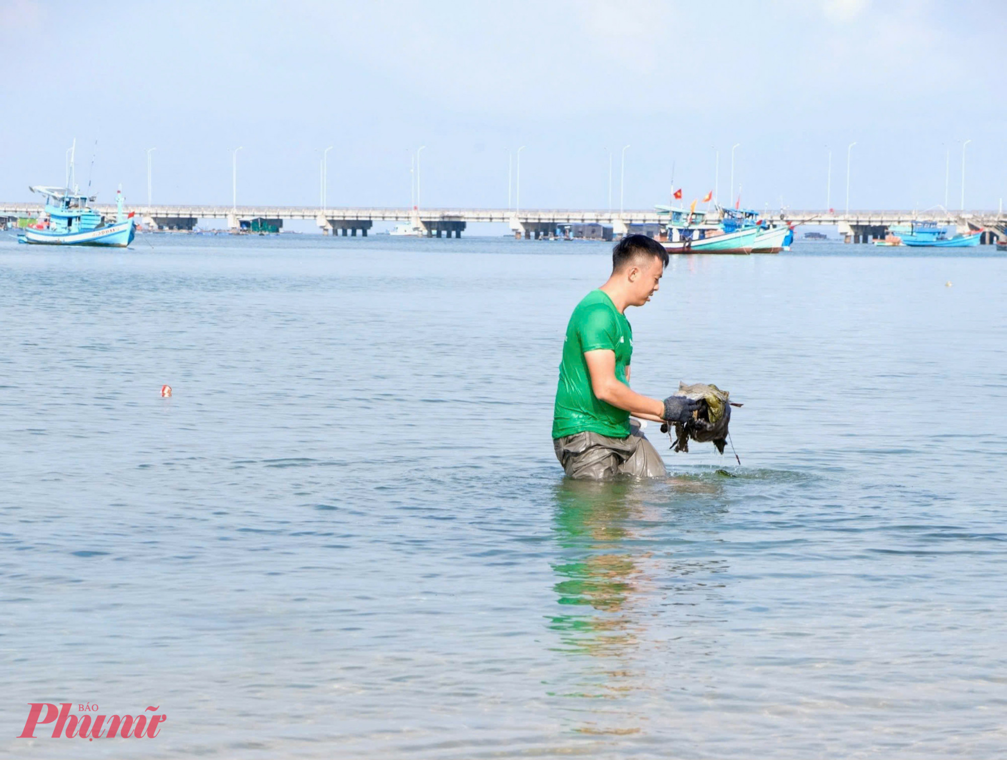 Cho dù ngày nắng hay mưa, với những quyết tâm làm sạch các bãi biển, Câu lạc bộ Phú Quốc sạch và xanh đã len lỏi vào mọi ngọc ngách của những bãi biển để nhặt từng cọng rác, chai nhựa, miếng xốp…. 