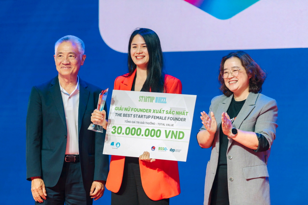 Vũ Hà Trang (giữa)  nhận giải  Nữ founder  xuất sắc nhất  cuộc thi Startup Wheel năm 2024