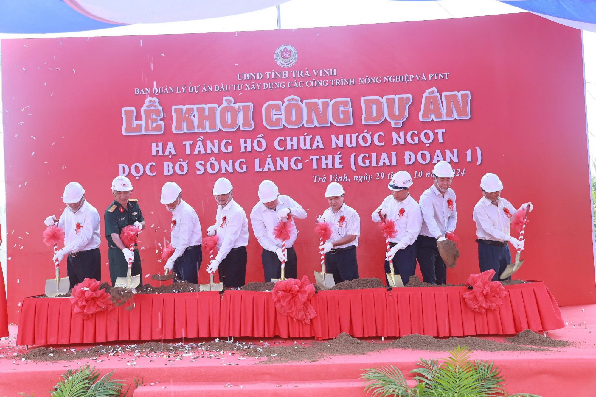 Các đại biểu làm lễ động thổ, khởi công dự án - Ảnh: H.N.