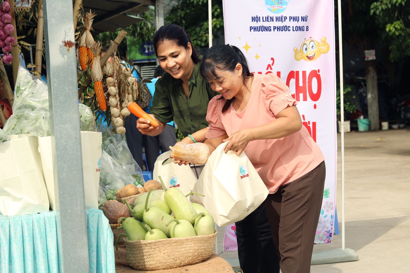 Chị em tham gia “Buổi chợ nụ cười”