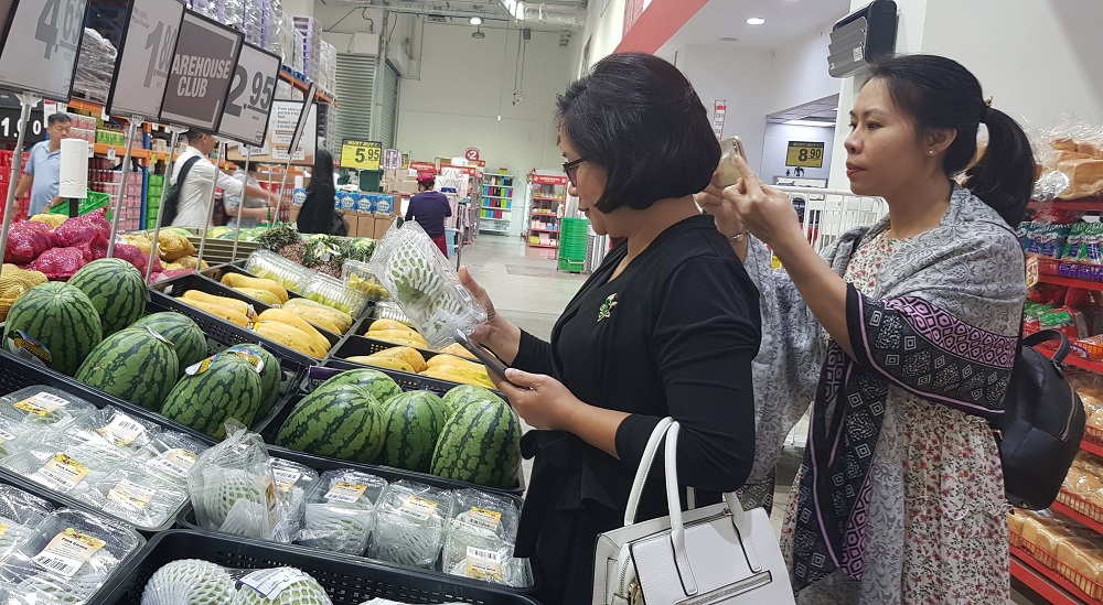 Thông qua sự hợp tác giữa Saigon Co.op và NTUC FairPrice đã tạo thuận lợi giúp nông sản Việt lên quầy kệ siêu thị nước ngoài - Ảnh: Mai Ca