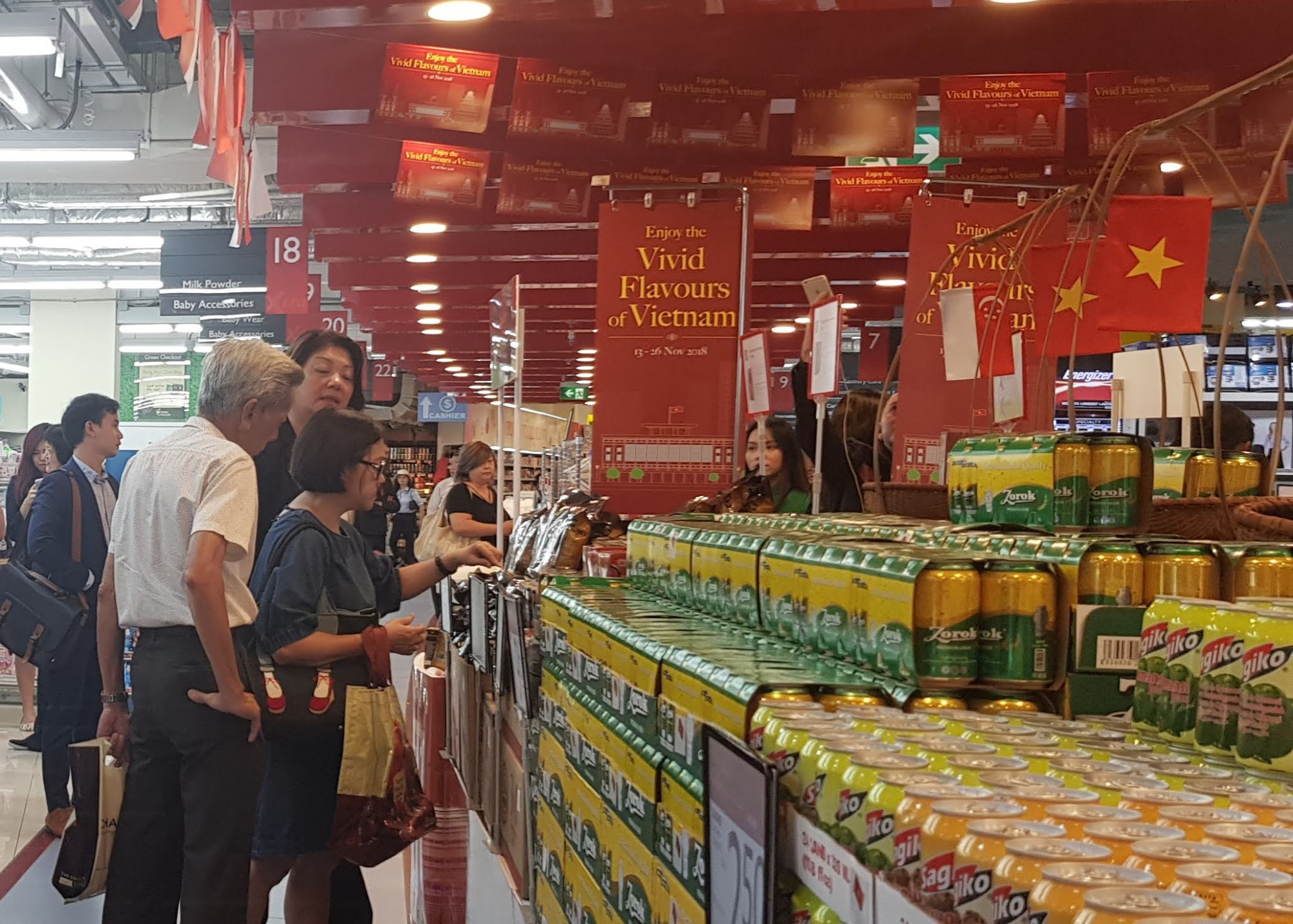 Người tiêu dùng Singapore lựa chọn mua hàng Việt tại siêu thị FairPrice Xtra - Ảnh: Mai Ca