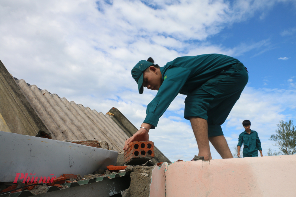 Mệnh lệnh từ trái tim đã thôi thúc chúng tôi không ngại khó khăn gian khổ, nhanh chóng hoàn thành công việc dựng và lợp lại nhà cho bà con sớm ổn định cuộc sống.