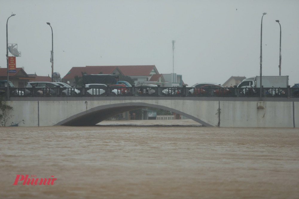 Nhiều đồ đạc, ô tô được đưa lên cao tránh lũ