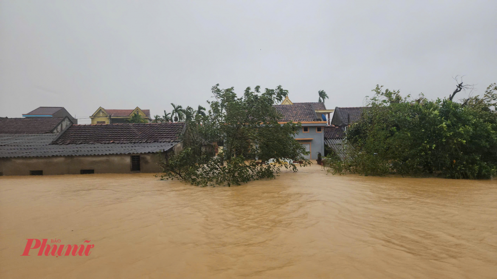 Nhiều ngôi nhà chạy dọc sông Kiến Giang nước lũ đã gần chạm mái nhà cấp 4