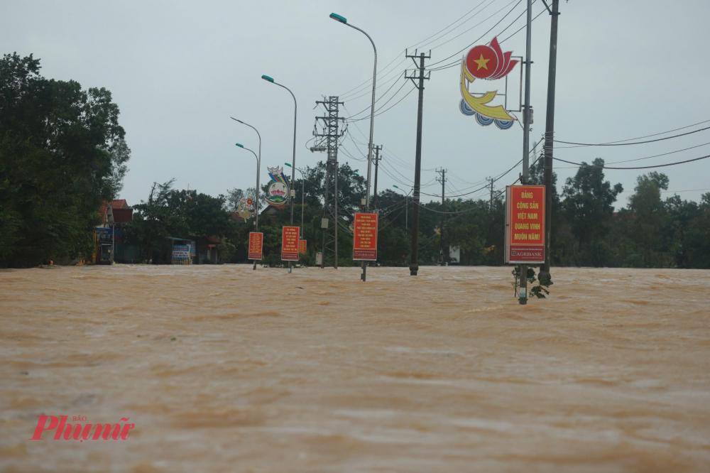 Ông Lê Văn Sơn, Phó chủ tịch huyện Lệ Thủy, nói: 'Tấm lòng của các đội nhóm cứu hộ, địa phương xin ghi nhận và rất cảm kích. Tuy nhiên, thời điểm này nước lũ trên sông Kiến Giang đang dâng cao, mưa to gió lớn nên các đoàn tham gia cứu hộ sẽ không an toàn'. Chính quyền và người dân đã chủ động phòng tránh, sống chung với lũ nhiều năm qua.