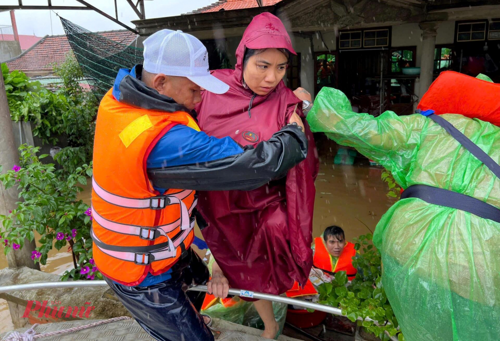 Từ chiều hôm qua huyện Lệ Thủy đã thông báo tạm dừng tiếp nhận cũng như chưa cho các đoàn cứu trợ vào vùng nước lũ đang ngập sâu