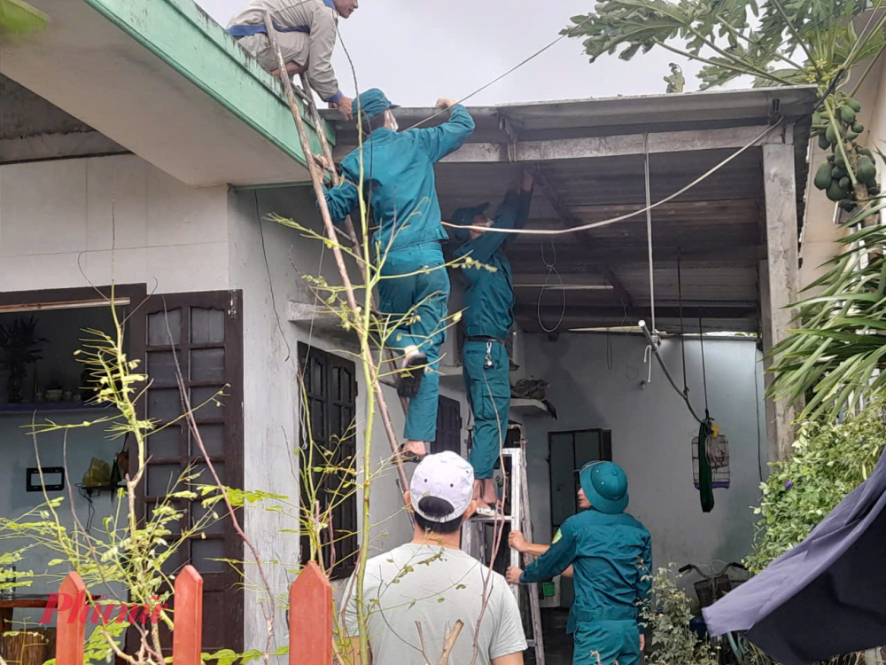 Bão số 6 còn gây sạt lở nghiêm trọng khu vực bờ biển, làm gãy đổ nhiều cây xanh và cột điện. Hiện các lực lượng vũ trang đang hỗ trợ người khắc phục để sớm ổn định cuộc sống.