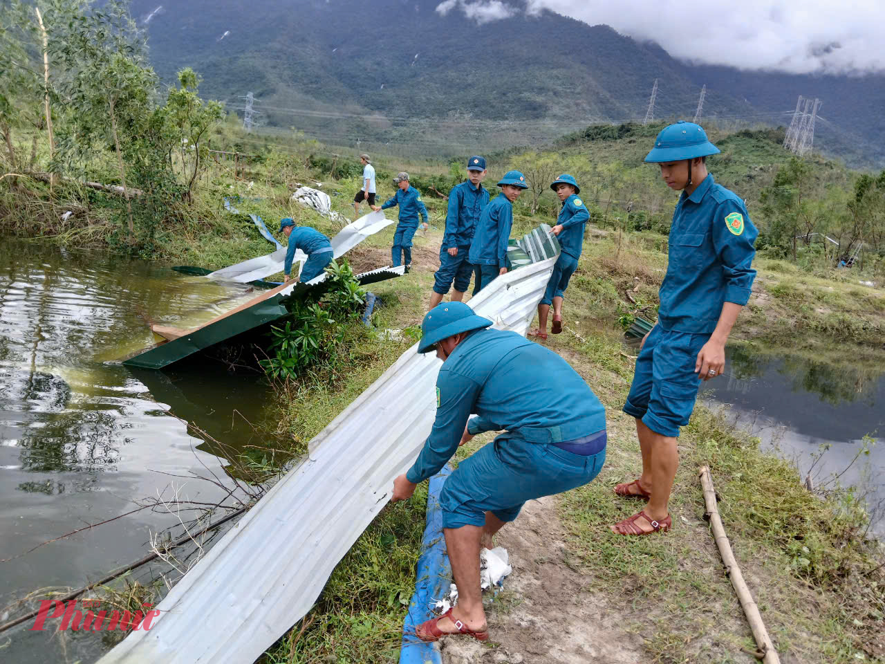 Sau 2 ngày 28 - 29/10, gần 200 cán bộ, chiến sĩ và lực lượng của địa phương đã sửa chữa, lợp lại mái nhà cho hàng chục gia đình ở các thôn, tổ dân phố trên địa bàn thị trấn Lăng Cô. Hiện, các lực lượng tiếp tục di chuyển đến khu vực khác để giúp người dân khắc phục hậu quả bão lũ.