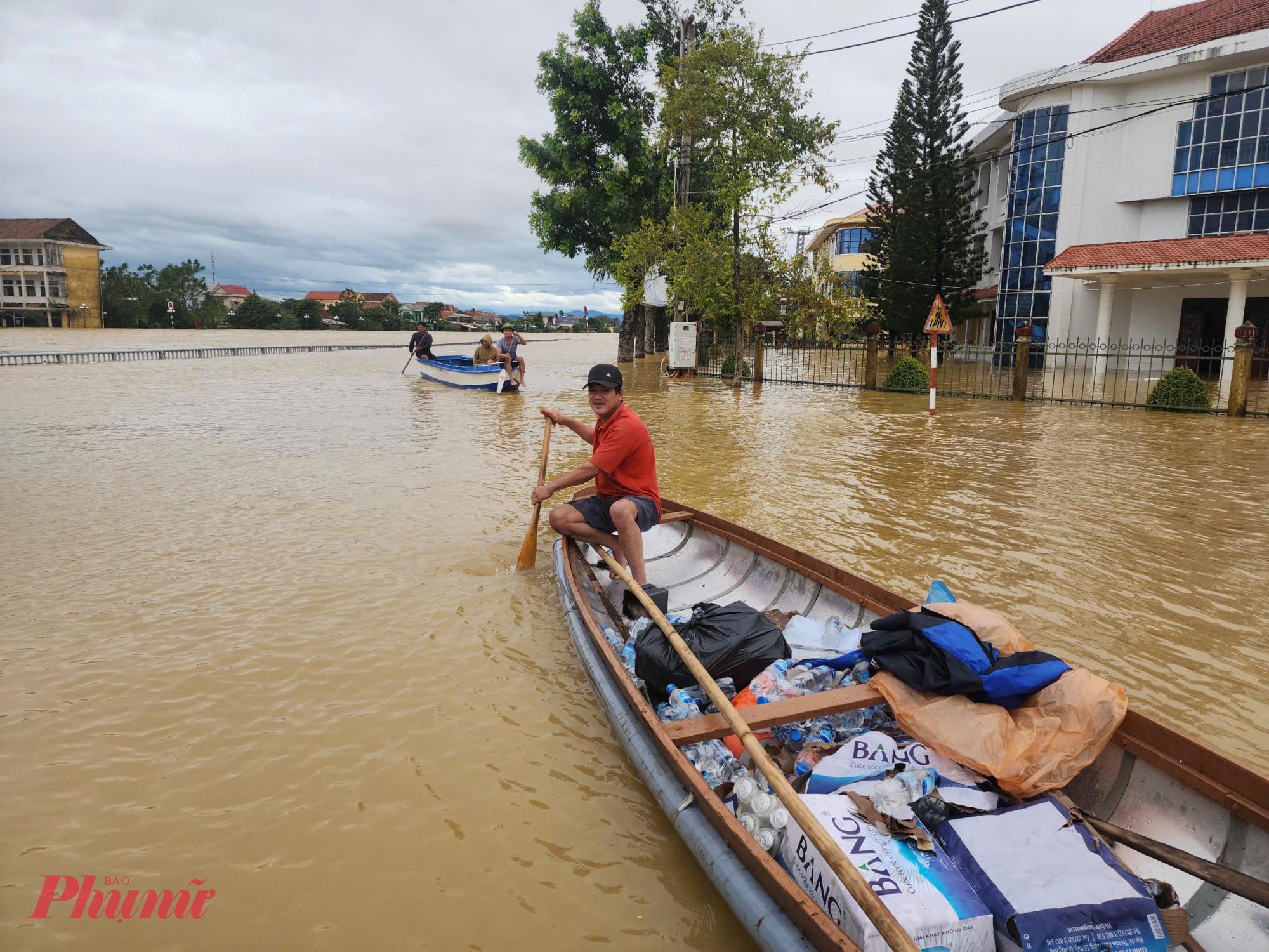 Ghe thuyền là phương tiện giao thông chủ lực của người dân rốn lũ lúc này 