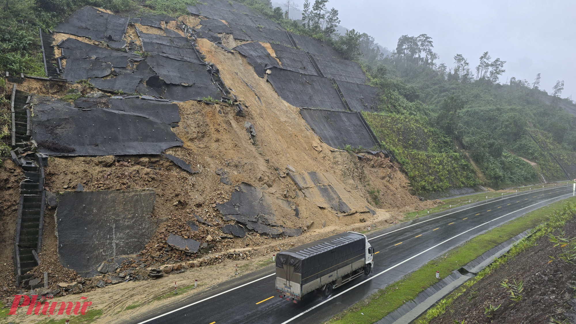 Trong đó, nặng nhất là tại Km39+750 - Km39+850 khi cả quả đồi bị nước xé toạc lớp bê tông phủ bề mặt.