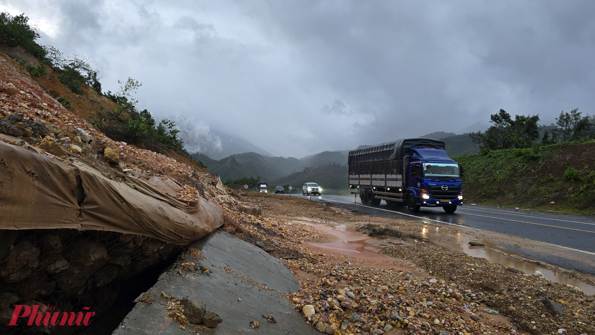 Tại Km39+750 - Km39+850, mưa lớn gây sạt lở bê tông ốp mái cơ taluy dương, đất đá tràn lấp rãnh dọc.