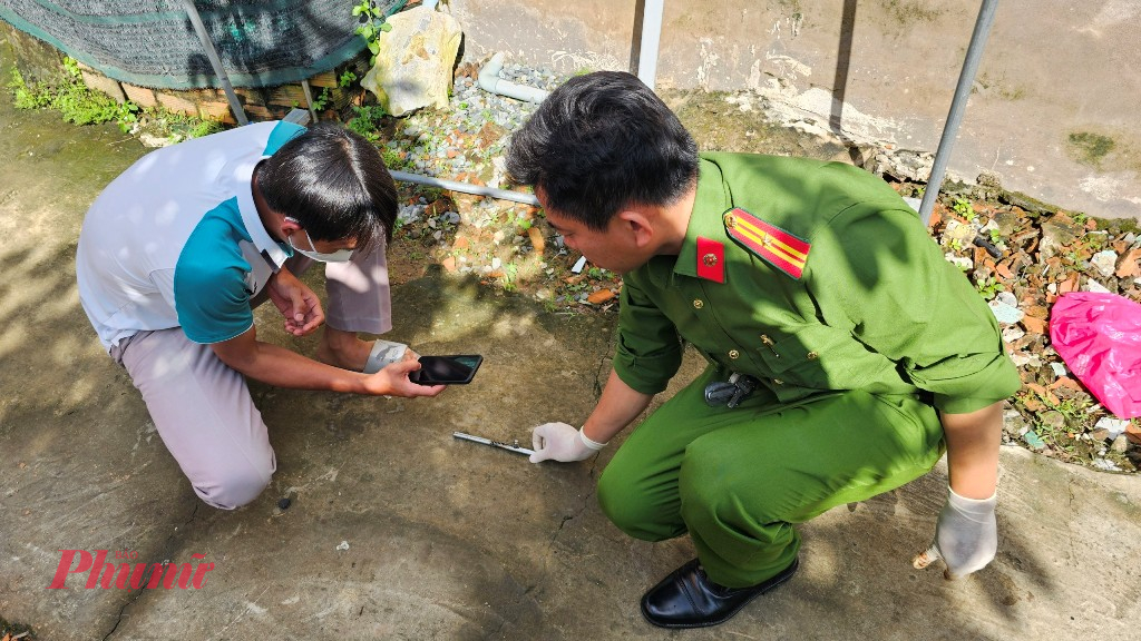 Công an đang khám nghiệm hiện trường - Ảnh: H.N.