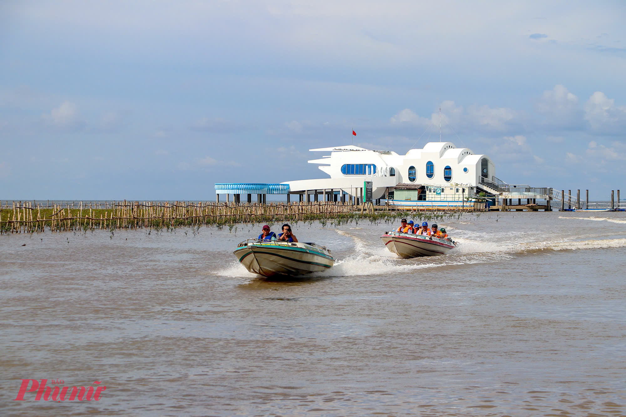 Tour tham quan rừng ngập mặn, bắt đầu từ Khu du lịch Mũi Cà Mau đi kênh Rạch Mũi, kênh Lạch Vàm, kênh Tám Thương, kênh ba Màng, rồi qua trạm kiểm soát bãi bồi đi rạch Bàu Nhỏ và kết thúc tại khu du lịch Mũi Cà Mau.