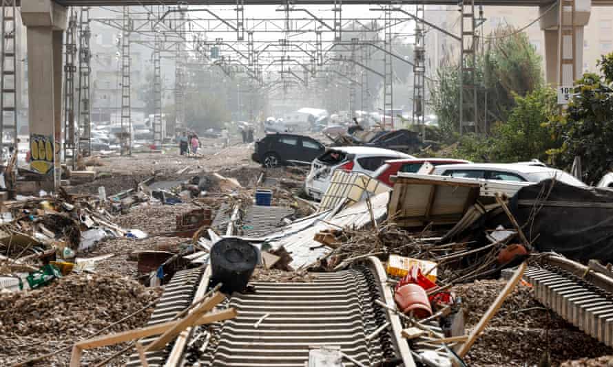 Cơ quan khí tượng Tây Ban Nha cho biết lượng mưa hơn 300 mn đã rơi xuống khu vực giữa Utiel và thị trấn Chiva. Đường phố Tây Ban Nha ngổn ngang sau trận lụt lịch sử.