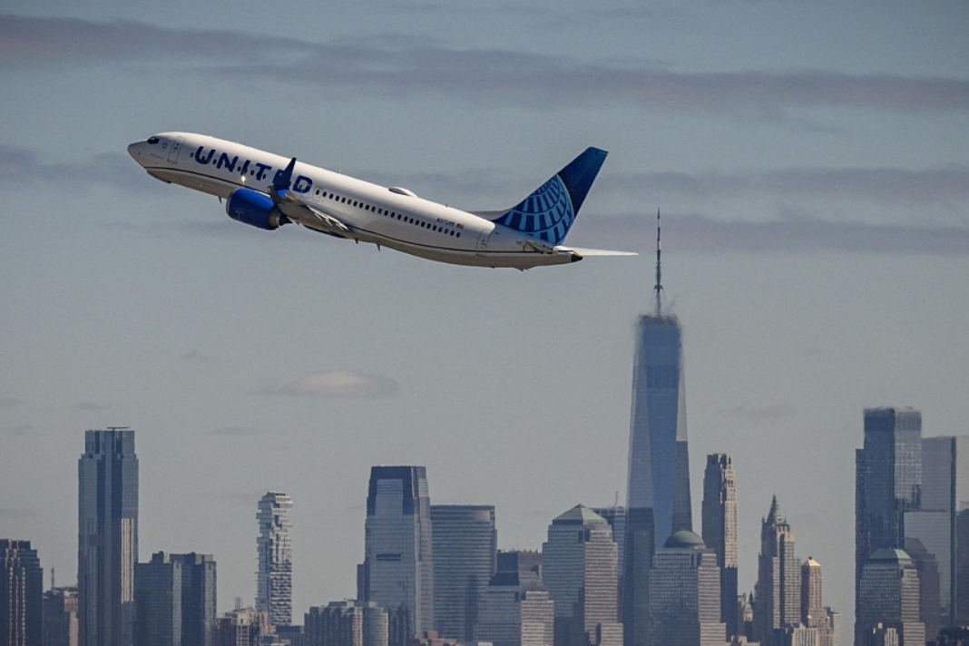 United Airlines cho biết chuyến bay chở 82 hành khách và 6 thành viên phi hành đoàn đã hạ cánh an toàn, sau vụ hành hung bất ngờ - Ảnh: AFP