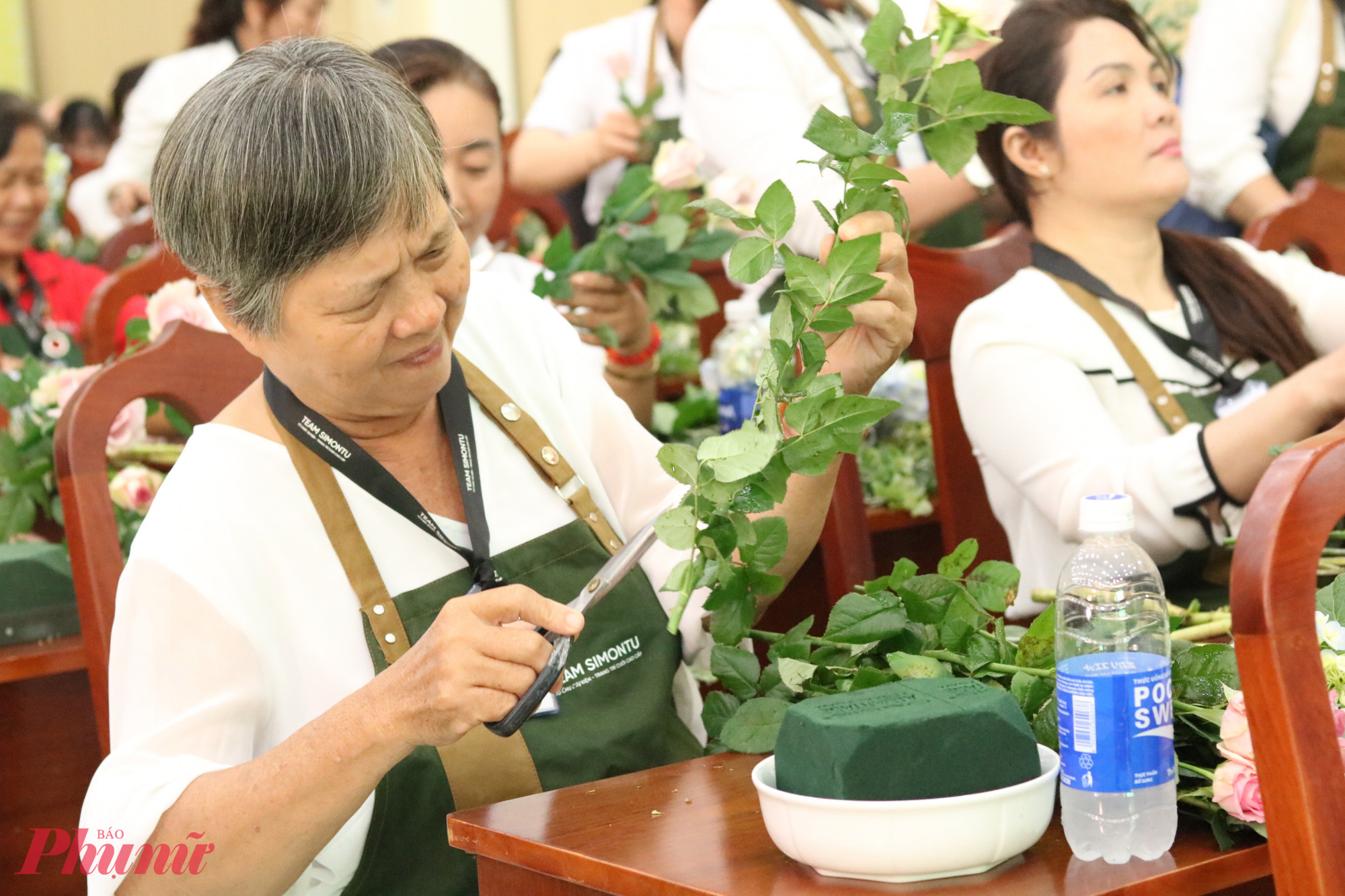 Nhiều dì đã lớn tuổi vẫn đến lớp chăm chú theo dõi các bước hướng dẫn và tự cắm 1 chậu hoa tươi theo sở thích. 