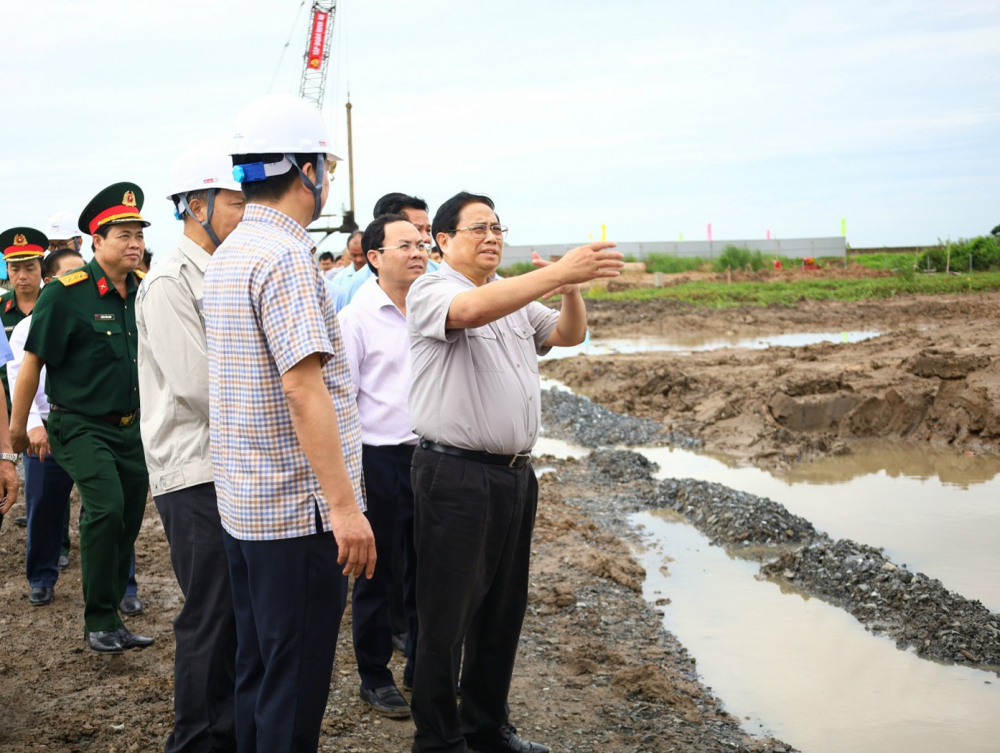 Thủ tướng Chính phủ Phạm Minh Chính (bìa phải) kiểm tra, đôn đốc tiến độ xây dựng đường cao tốc Châu Đốc - Cần Thơ - Sóc Trăng vào tháng 7/2024 - Ảnh: Trung Phạm