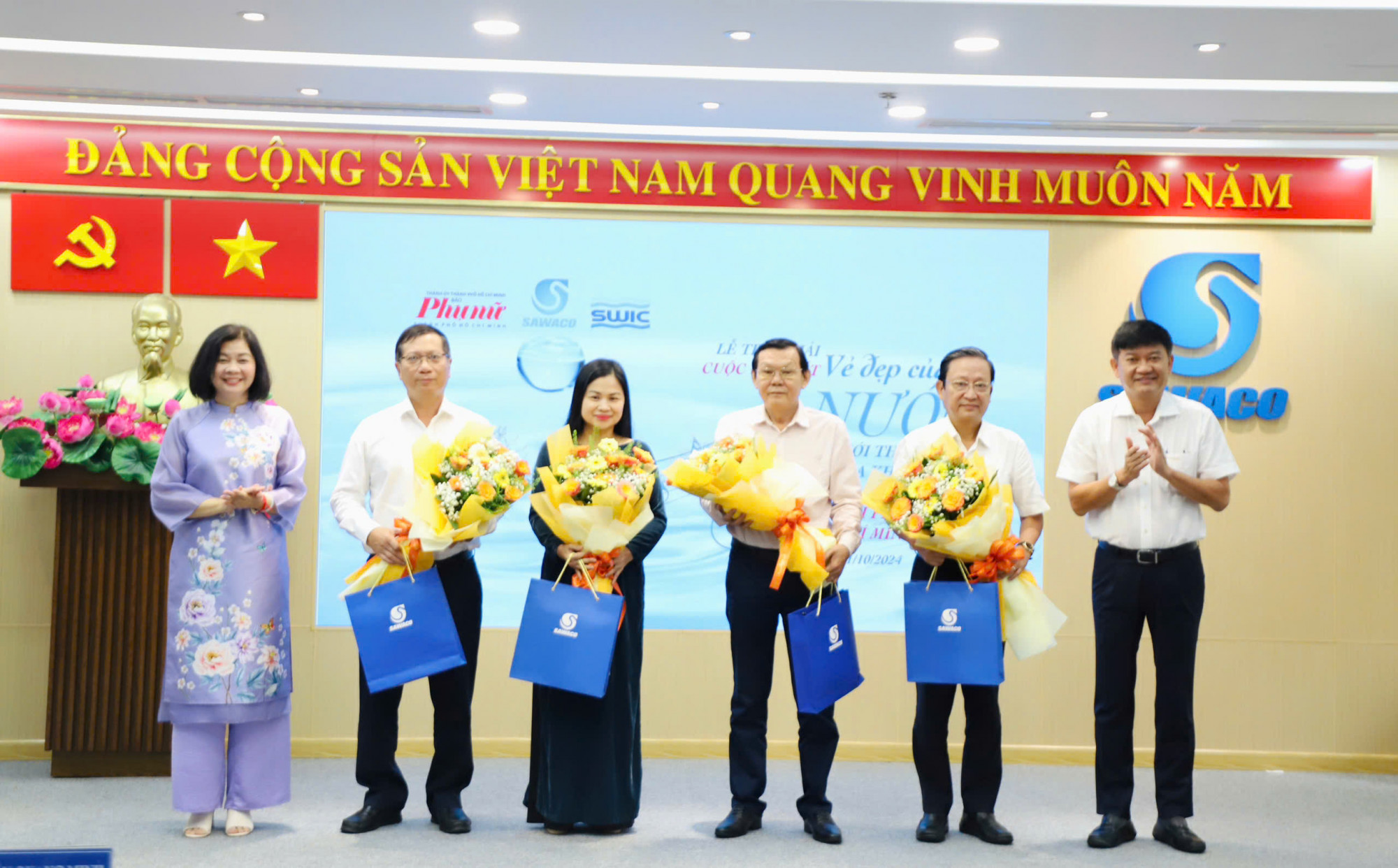 bà Lý Việt Trung – Tổng Biên tập Báo Phụ nữ TPHCM và Ông TRẦN QUANG MINH –Phó Bí thư Đảng ủy, Tổng giám đốc SAWACO sẽ lên sân khấu để trao hoa và quà cảm ơn Ban giám khảo và các đơn vị đồng hành trong cuộc thi lần này.