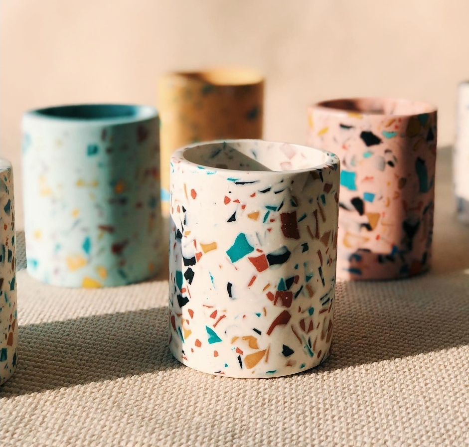 Với hai giờ trải nghiệm workshop Jesmonite Terrazzo Jar trong không gian ấm cúng, bạn sẽ có cơ hội chế tạo một chiếc cốc đa năng kiểu Terrazzo – vật liệu lâu đời có nguồn gốc từ nước Ý và được “hồi sinh” trong những năm gần đây. Terrazzo thường được chế tạo bằng cách trộn một lượng lớn đá tự nhiên, thủy tinh hay đá vụn với vữa xi măng. Tuy nhiên, tại Tiệm Nửa Thước, bạn sẽ được tự tay tạo Terrazzo bằng Jesmonite – loại chất liệu mới dùng để thay thế cho xi măng hay resin và đang được nhiều nghệ nhân trên thế giới yêu thích. 