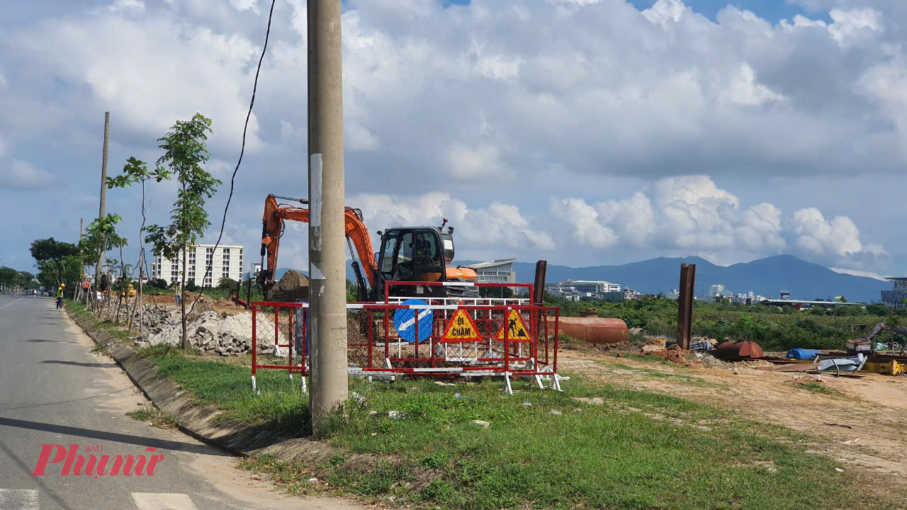 Khu đất trên đường Trần Nam Trung (phường Hòa Xuân, quận Cẩm Lệ, đang kêu gọi đấu giá thực hiện dự án tổ hợp thể thao, giải trí và thương mại Hòa Xuân) bị chiếm dụng