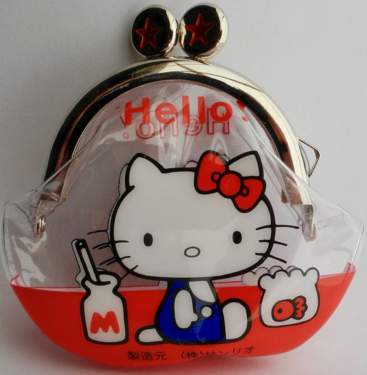 Chiếc ví  đựng xu có hình Hello Kitty ra đời từ năm  1974 (Ảnhh: pbs.twimg)