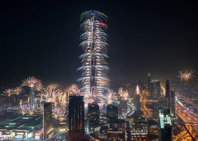 Nếu bạn thích những ánh đèn rực rỡ và hào nhoáng thì màn bắn pháo hoa tại tòa nhà Burj Khalifa 163 tầng chắc chắn sẽ gây ấn tượng vào đêm giao thừa. Người Dabai thường mang theo thức ăn đến những bãi biển để chờ xem pháo hoa và luôn   đến sớm để có chỗ ngồi đẹp. Ảnh: Getty