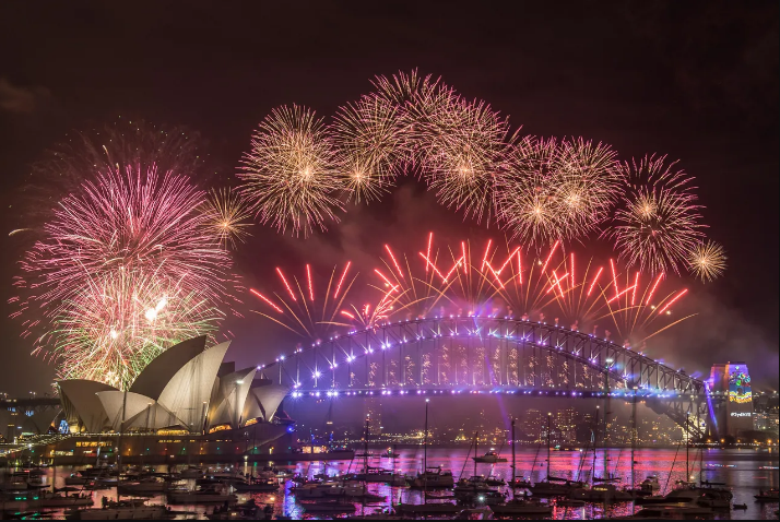 Màn bắn pháo hoa hoành tráng ở cảng Sydney thu hút hơn một triệu người tụ tập theo dõi. Có thể đếm ngược chào năm mới bằng cách thuê một chiếc thuyền lênh đênh trên mặt nước hoặc đặt bàn ăn ngoài trời có vị trí đẹp ở nhà hàng ven sông gần cầu cảng Sydney. Người địa phương thì thích dựng lều cấm trại ở Cockatoo Island để thưởng thức pháo hoa. Ảnh: Getty