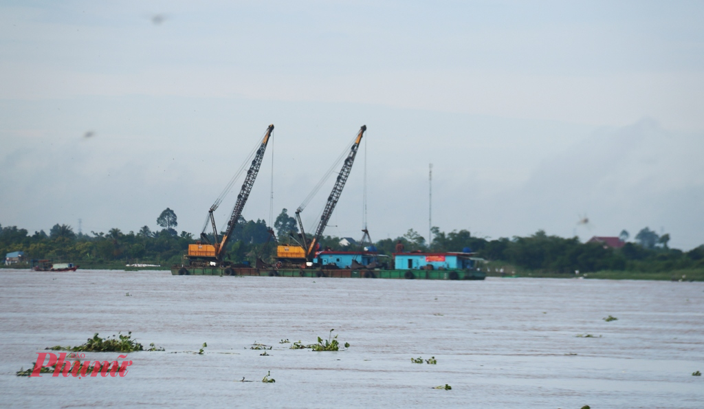 Phương tiện khai thác cát trên tuyến sông Tiền, thuộc thủy phận xã Hòa Hưng, huyện Cái Bè (tỉnh Tiền Giang) - Ảnh: T.L.