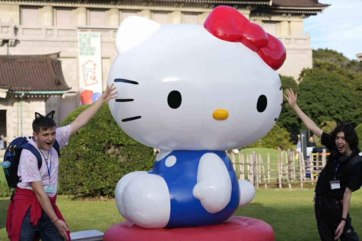 Khách du lịch từ Anh tạo dáng với đồ trang trí Hello Kitty tại Bảo tàng Quốc gia Tokyo, nơi diễn ra triển lãm “Khi tôi thay đổi, cô ấy cũng vậy”, đánh dấu kỷ niệm 50 năm Hello Kitty tại Tokyo vào thứ Tư, ngày 30 tháng 10 năm 2024. (Ảnh AP/Shuji Kajiyama)