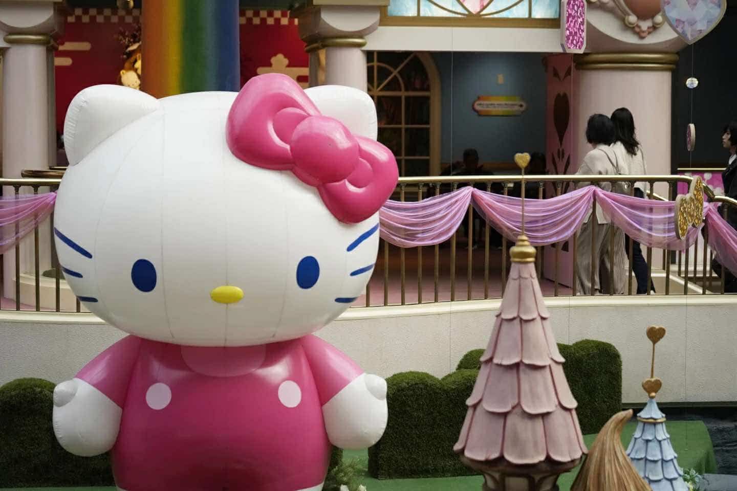 Một  bức  tượng  chào  đón khách nhân sinh nhật Hello Kitty tại Nhật Bản vào ngày 1/11/2024 ( Ảnhh: Hiro  Komate)