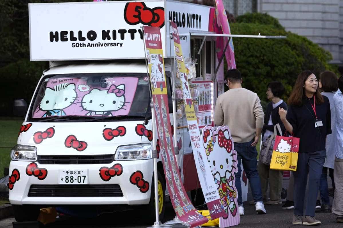 Xe bán đồ ăn được trang trí bằng hình ảnh Hello Kitty bên ngoài Bảo tàng Quốc gia trong triển lãm “Khi tôi thay đổi, cô ấy cũng thế”, đánh dấu kỷ niệm 50 năm Hello Kitty tại Bảo tàng Quốc gia ở Tokyo vào thứ Tư, ngày 30 tháng 10 năm 2024. (Ảnh AP/Shuji Kajiyama)