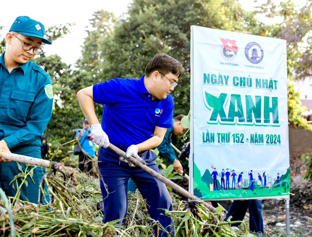 Anh Ngô Minh Hải (bìa phải) tham gia chương trình Ngày Chủ nhật xanh năm 2024