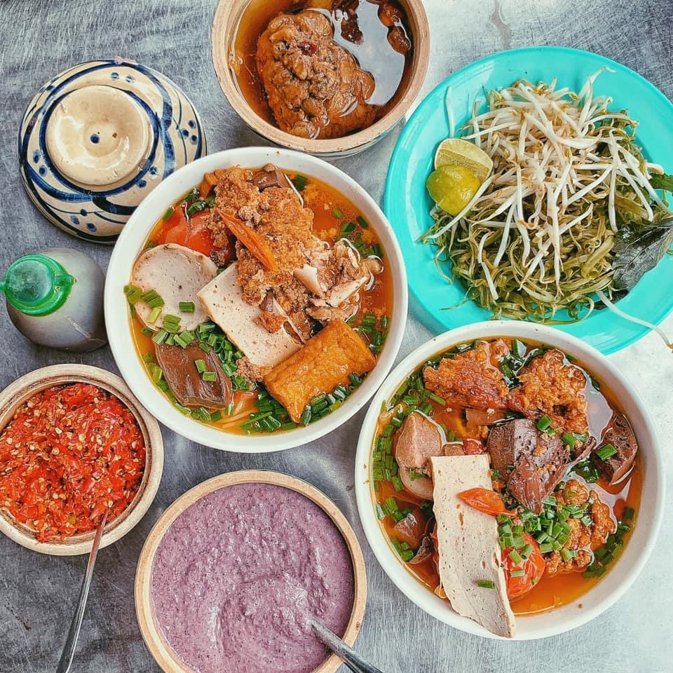 Thu Nga - Bún Riêu Ốc Giò Chả Đứng hình mất 23456789 giây vì tô Bún Riêu full topping siêu chất lượng ngay tại Quận 4Thu Nga - Bún Riêu Ốc Giò Chả  Rồi bà nào ăn bún riêu mà thích ăn nhiều topping thì ghé quán Thu Ngay này là đúng bài nha. Một tô đầy đủ sẽ bao gồm riêu, huyết, chả, và cục giò chà bá lửa. Mà hình như không phải riêng gì cục giò đâu, topping cái nào cũng nhiều cũng to hết trơn á. Nước lèo thì siêu đậm đà luôn, ăn nhiều rau sẽ tăng phần ngon hơn nè. À mà nếu ăn tại chỗ thì nhớ pha thêm chén mắm tôm để chấm topping nha, đảm bảo ai ăn mà hông u mê mới lạ á. Fan bún riêu note liền tay điii.  64 Nguyễn Hữu Hào, P. 6, Quận 4, TP. HCM