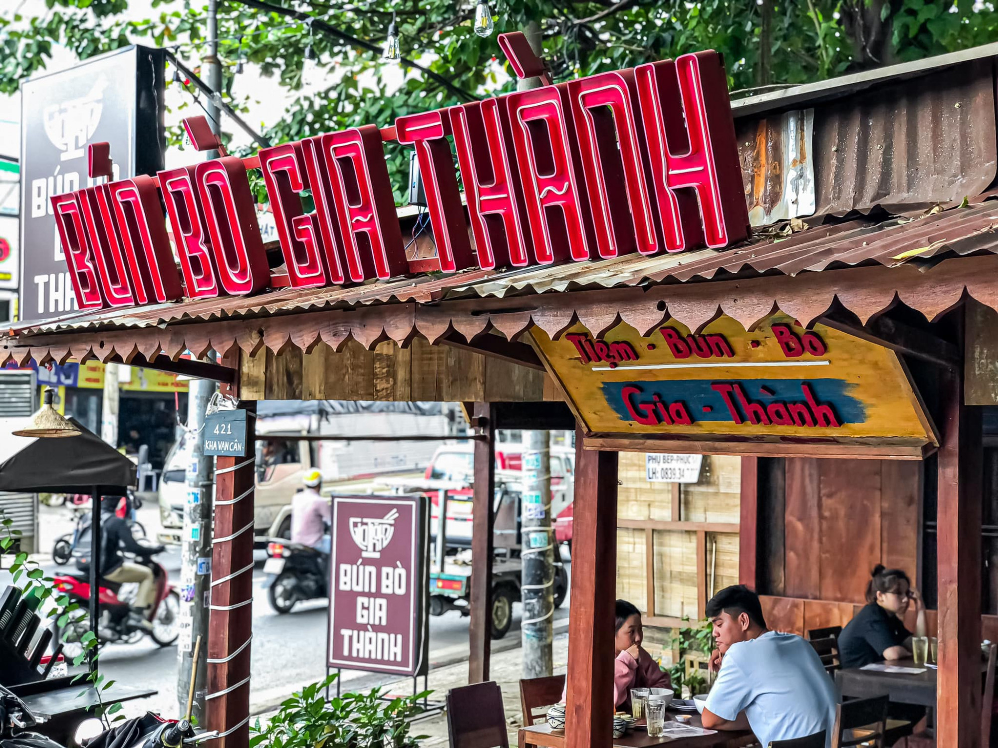 Bún Bò Gia Thành - Kha Vạn CânĐã con mắt, Ấm cái bụng cùng tô BÚN BÒ TOPPING Ú Ụ tại Thủ Đức Mấy bà mà đòi ăn bún bò 1 tuần 7 lần đâu, bước ra đây liền...ghé chỗ này ăn thử đi nè =))) Ta nói hả bất kể là mấy bà gọi tô nào thì topping quán cũng cho ê hề vậy đó, ai mà sức ăn không mạnh thì khuyên chân thành không nên gọi tô đặc biệt nha, tại nhiều dữ lắm, nào là Cục giò bạ chà bứ, rồi tái nạm chả các kiểu con đà điểu không thiếu gì luôn. Nước lèo thì đậm đà, nhớ chuẩn bị một chén ớt ngâm mắm để chấm topping ăn kèm nha, dính dữ luôn á. 421 Kha Vạn Cân, P. Linh Đông, Thành Phố Thủ Đức, TP. HCM