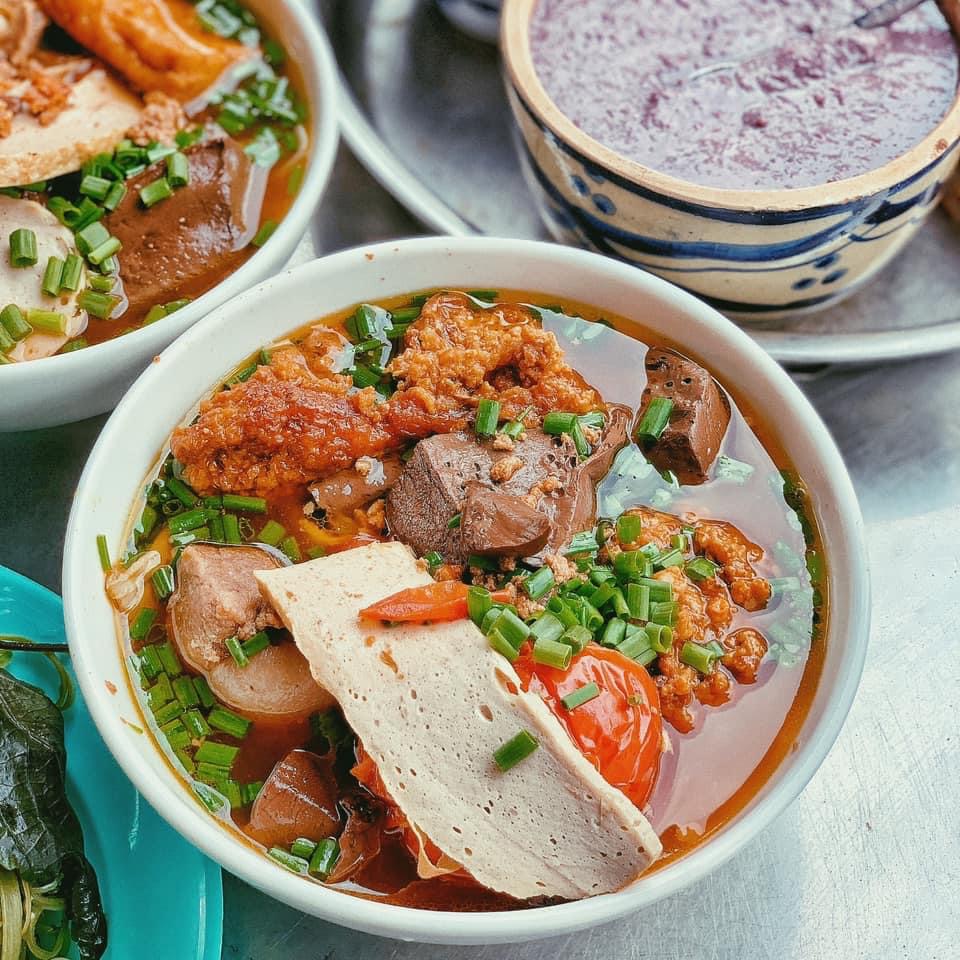 Thu Nga - Bún Riêu Ốc Giò Chả Đứng hình mất 23456789 giây vì tô Bún Riêu full topping siêu chất lượng ngay tại Quận 4Thu Nga - Bún Riêu Ốc Giò Chả  Rồi bà nào ăn bún riêu mà thích ăn nhiều topping thì ghé quán Thu Ngay này là đúng bài nha. Một tô đầy đủ sẽ bao gồm riêu, huyết, chả, và cục giò chà bá lửa. Mà hình như không phải riêng gì cục giò đâu, topping cái nào cũng nhiều cũng to hết trơn á. Nước lèo thì siêu đậm đà luôn, ăn nhiều rau sẽ tăng phần ngon hơn nè. À mà nếu ăn tại chỗ thì nhớ pha thêm chén mắm tôm để chấm topping nha, đảm bảo ai ăn mà hông u mê mới lạ á. Fan bún riêu note liền tay điii.  64 Nguyễn Hữu Hào, P. 6, Quận 4, TP. HCM