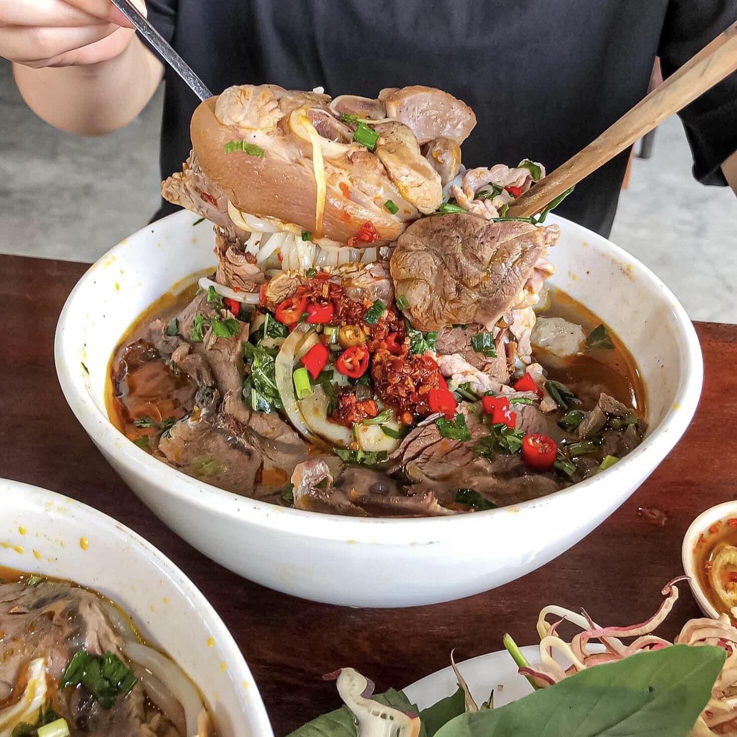 Bún Bò Gia Thành - Kha Vạn CânĐã con mắt, Ấm cái bụng cùng tô BÚN BÒ TOPPING Ú Ụ tại Thủ Đức  Mấy bà mà đòi ăn bún bò 1 tuần 7 lần đâu, bước ra đây liền...ghé chỗ này ăn thử đi nè =))) Ta nói hả bất kể là mấy bà gọi tô nào thì topping quán cũng cho ê hề vậy đó, ai mà sức ăn không mạnh thì khuyên chân thành không nên gọi tô đặc biệt nha, tại nhiều dữ lắm, nào là Cục giò bạ chà bứ, rồi tái nạm chả các kiểu con đà điểu không thiếu gì luôn. Nước lèo thì đậm đà, nhớ chuẩn bị một chén ớt ngâm mắm để chấm topping ăn kèm nha, dính dữ luôn á.  421 Kha Vạn Cân, P. Linh Đông, Thành Phố Thủ Đức, TP. HCM