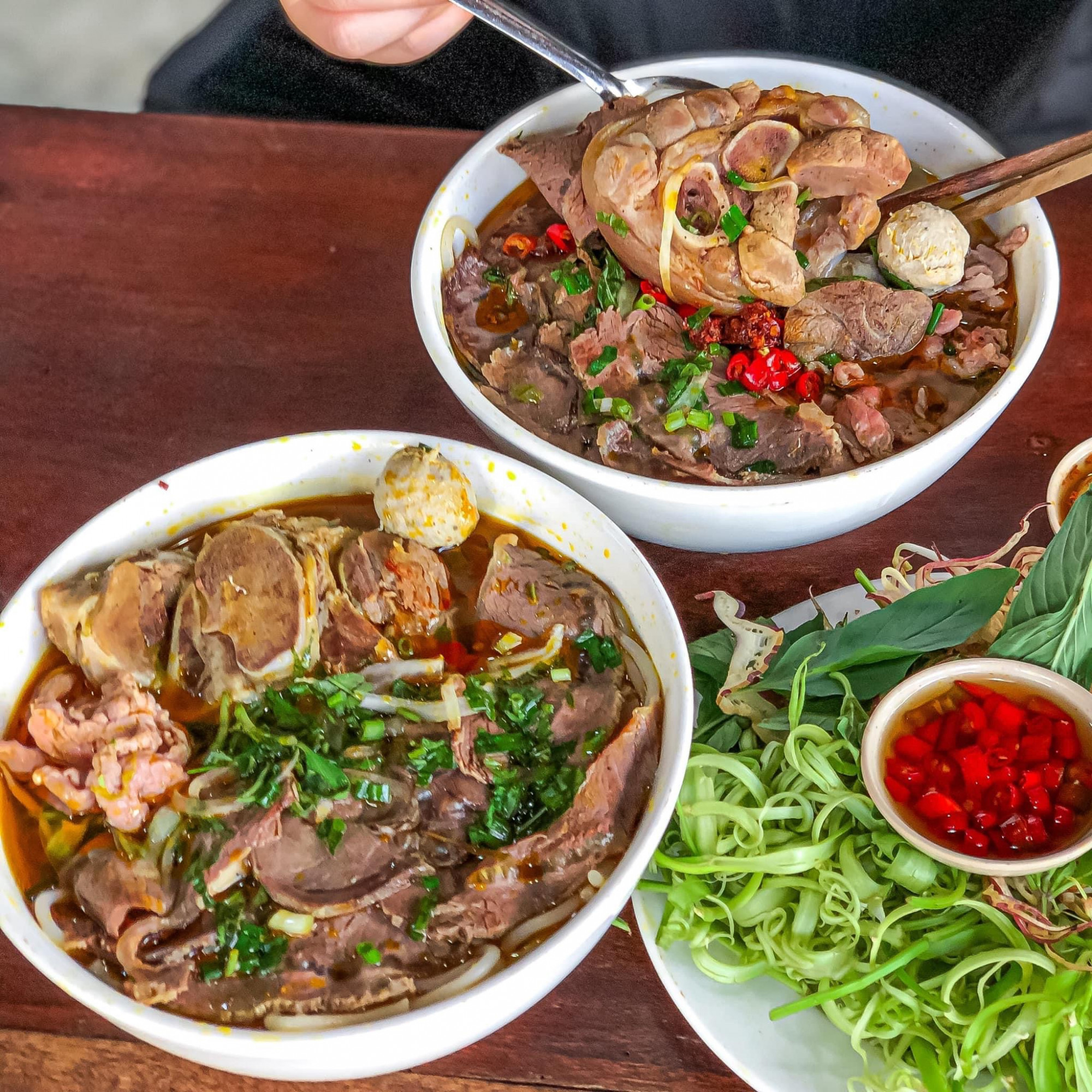 Bún Bò Gia Thành - Kha Vạn CânĐã con mắt, Ấm cái bụng cùng tô BÚN BÒ TOPPING Ú Ụ tại Thủ Đức  Mấy bà mà đòi ăn bún bò 1 tuần 7 lần đâu, bước ra đây liền...ghé chỗ này ăn thử đi nè =))) Ta nói hả bất kể là mấy bà gọi tô nào thì topping quán cũng cho ê hề vậy đó, ai mà sức ăn không mạnh thì khuyên chân thành không nên gọi tô đặc biệt nha, tại nhiều dữ lắm, nào là Cục giò bạ chà bứ, rồi tái nạm chả các kiểu con đà điểu không thiếu gì luôn. Nước lèo thì đậm đà, nhớ chuẩn bị một chén ớt ngâm mắm để chấm topping ăn kèm nha, dính dữ luôn á.  421 Kha Vạn Cân, P. Linh Đông, Thành Phố Thủ Đức, TP. HCM