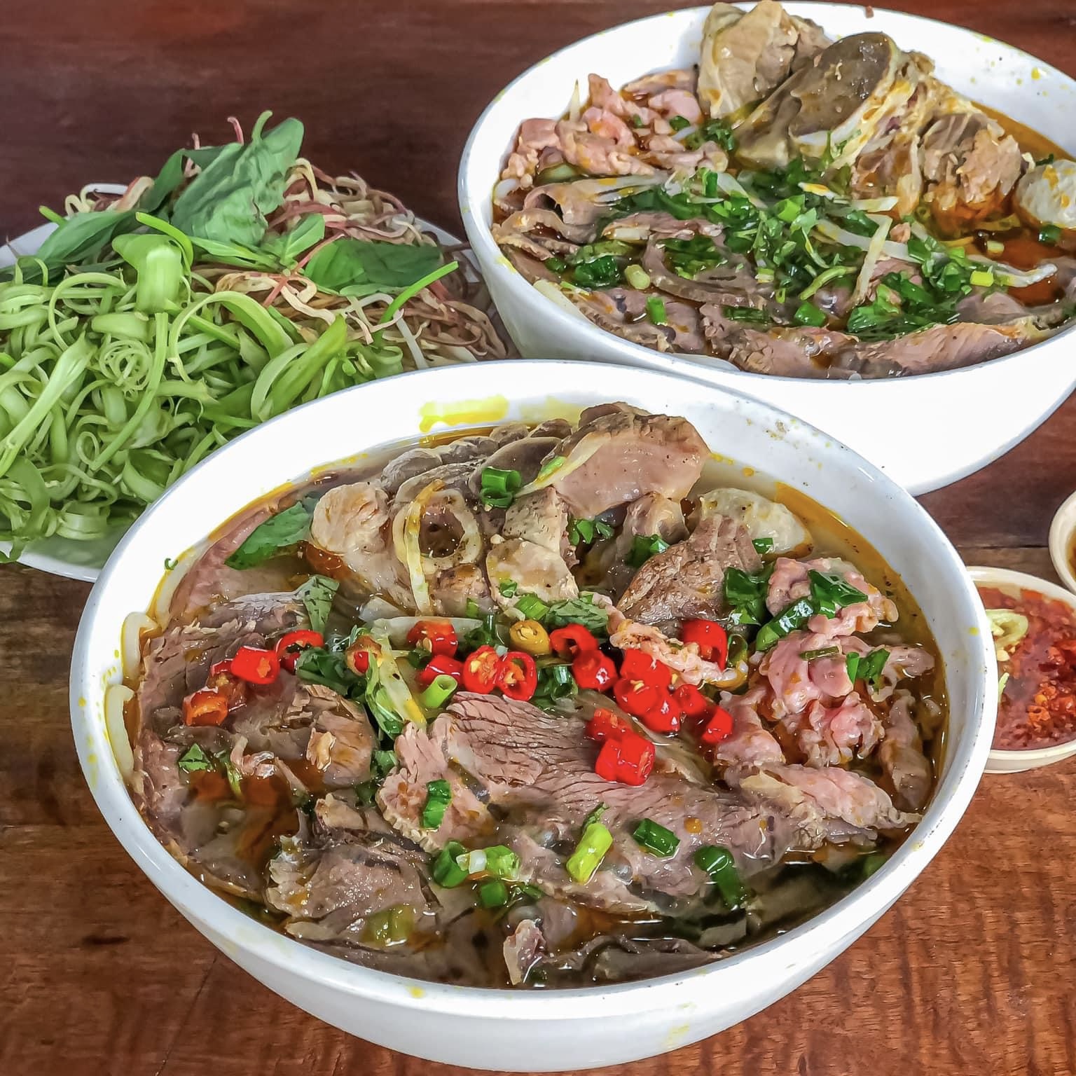 Bún Bò Gia Thành - Kha Vạn CânĐã con mắt, Ấm cái bụng cùng tô BÚN BÒ TOPPING Ú Ụ tại Thủ Đức  Mấy bà mà đòi ăn bún bò 1 tuần 7 lần đâu, bước ra đây liền...ghé chỗ này ăn thử đi nè =))) Ta nói hả bất kể là mấy bà gọi tô nào thì topping quán cũng cho ê hề vậy đó, ai mà sức ăn không mạnh thì khuyên chân thành không nên gọi tô đặc biệt nha, tại nhiều dữ lắm, nào là Cục giò bạ chà bứ, rồi tái nạm chả các kiểu con đà điểu không thiếu gì luôn. Nước lèo thì đậm đà, nhớ chuẩn bị một chén ớt ngâm mắm để chấm topping ăn kèm nha, dính dữ luôn á.  421 Kha Vạn Cân, P. Linh Đông, Thành Phố Thủ Đức, TP. HCM