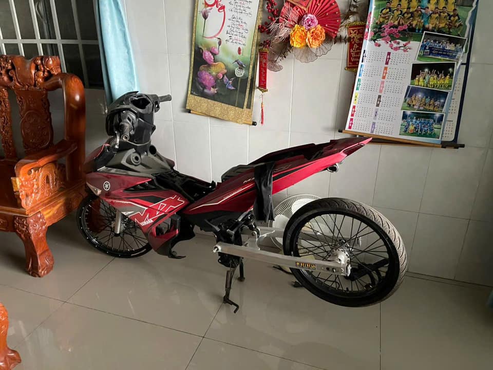 Một xe độ chế bị tạm giữ.