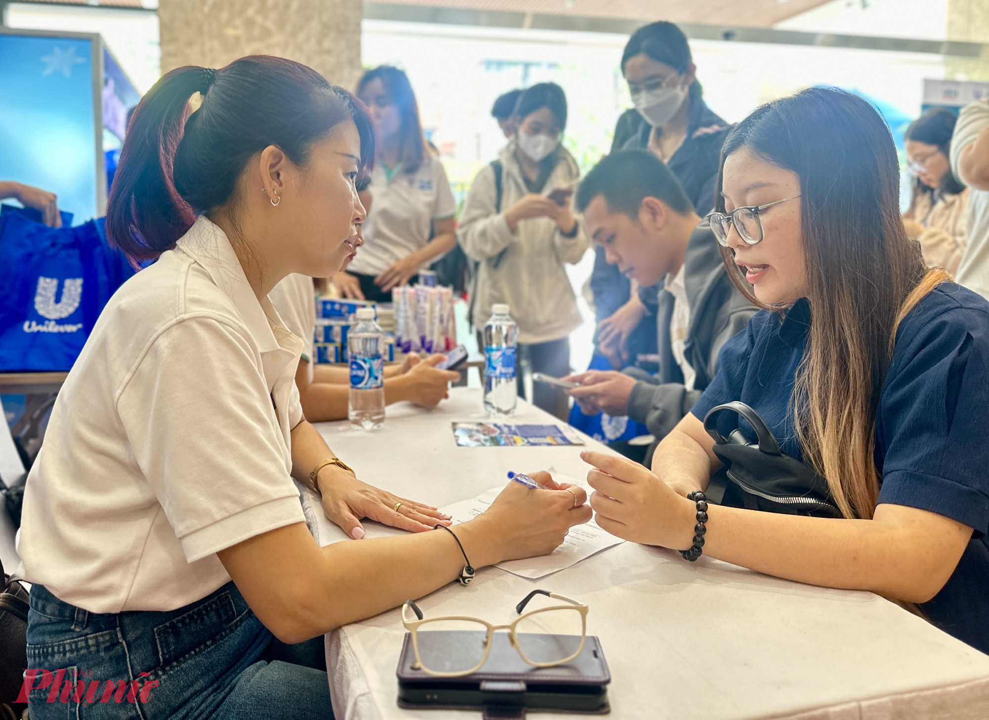 Bà Hoàng Phúc (áo trắng), đại diện phòng nhân sự của Unilever Việt Nam phỏng vấn tuyển dụng sinh viên tại ngày hội - Ảnh: Nguyễn Loan