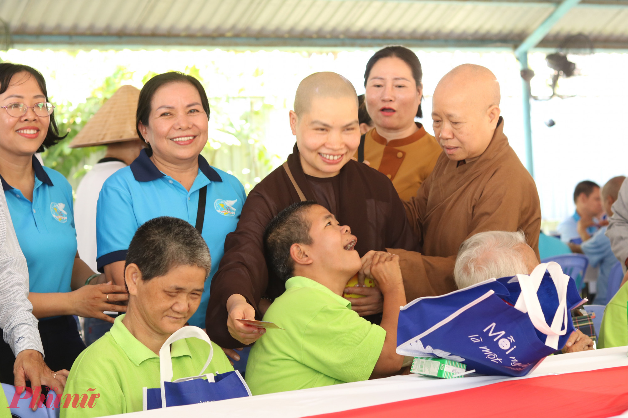 Niềm vui của các cụ khi có quý ni, sư và chị em cán bộ, hội viên thương nhân quận 12 ghé thăm. 