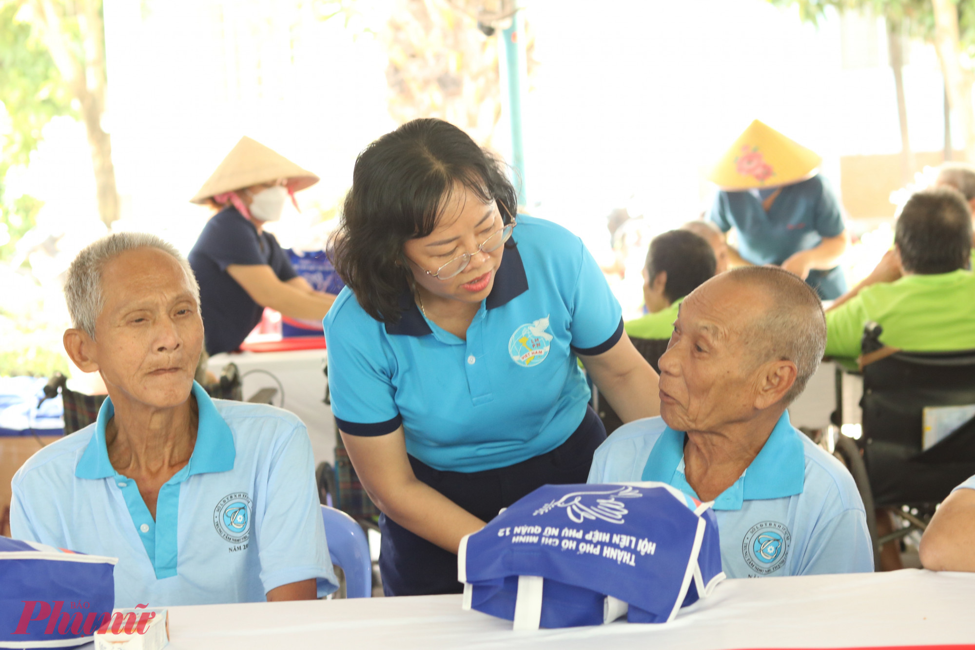 Bà Nguyễn Ngọc Yến – Phó chủ tịch Hội LHPN quận 12 – hỏi thăm sức khoẻ, động viên các cụ ở trung tâm.