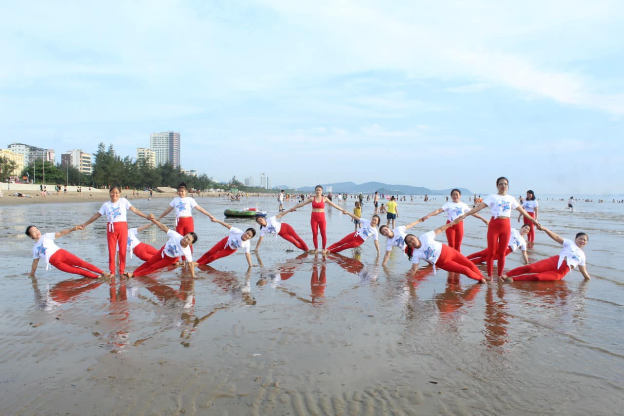 Câu lạc bộ yoga của chị Thanh Huyền luôn lựa chọn trang phục phù hợp điểm đến